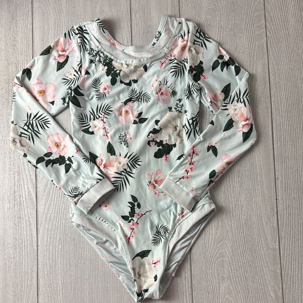 Girls one piece swimsuit, long sleeves rashguard 8/10